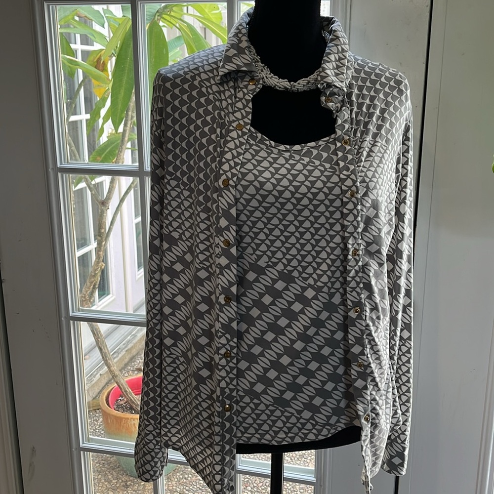 BCBG MAXAZRIA button up blouse with sewn in cami, size medium Gray/white